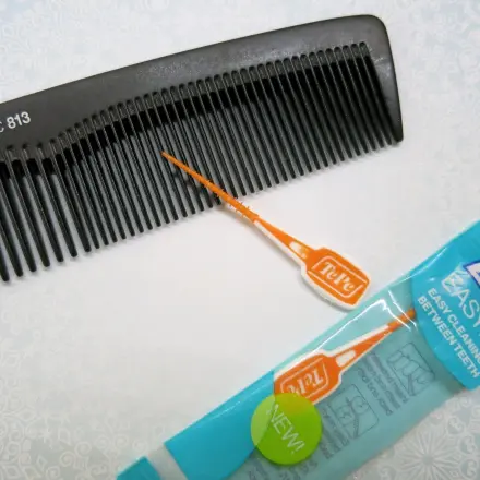 Verschmutzten Kamm reinigen