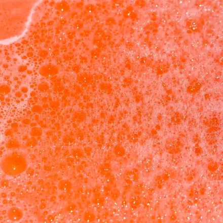 Gefärbtes Badewasser für die Kinder