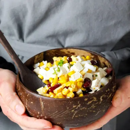 Partysalat mit Bohnen, Mais und Feta