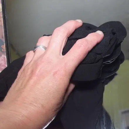 Spiegel putzen & Staubwischen mit ausgedienten Strumpfhosen