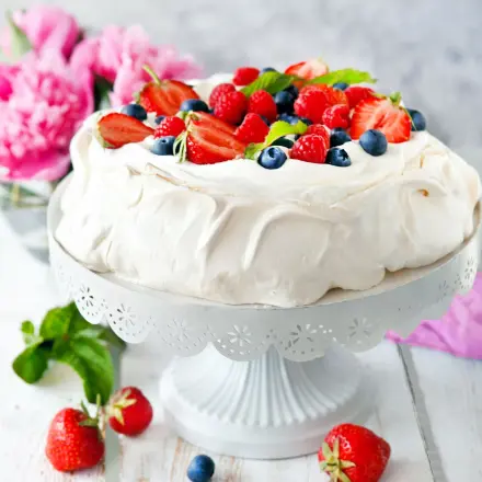 Pavlova mit frischen Früchten
