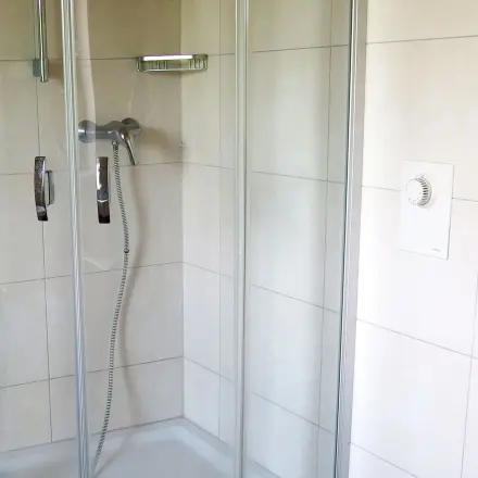 Wie bekommt man eine glänzende Duschabtrennung?