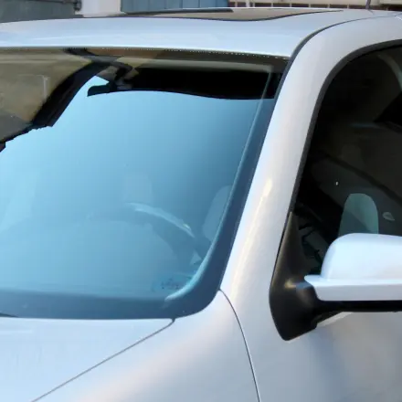 Eingetrocknete Baumharzflecken von der Windschutzscheibe entfernen