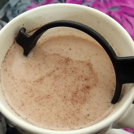 Keine Klümpchen in Soße oder Kakao: mit dem Sieb umrühren