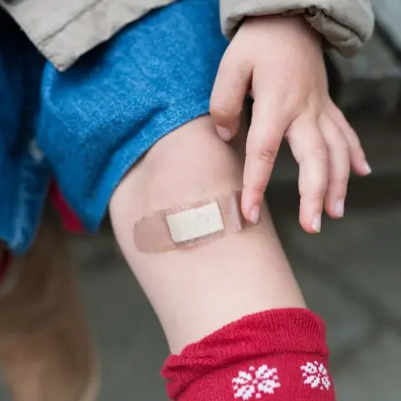 Wie entferne ich ein Pflaster bei Kindern ohne Tränen?