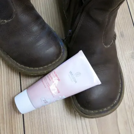 Schuhe glänzen mit Reinigungsmilch