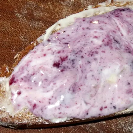 Fruchtjoghurt zum Frühstück aufs Brot schmieren