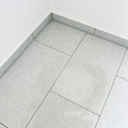 Glatte Oberflächen mit Shampoo putzen