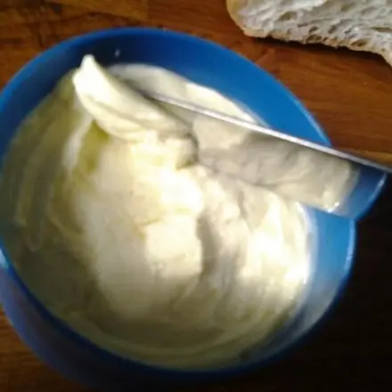 Kalt streichbares Butter-Streichfett - Kräuterbuttervariante