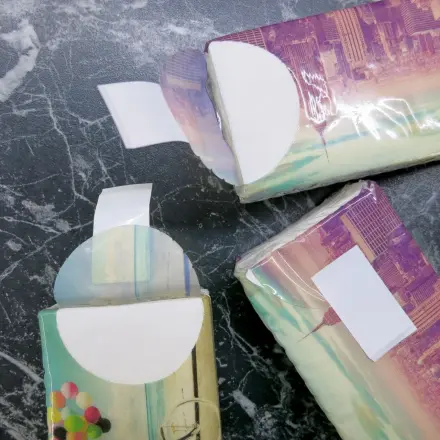 Tempo-Taschentuch-Verschlüsse als Lesezeichen