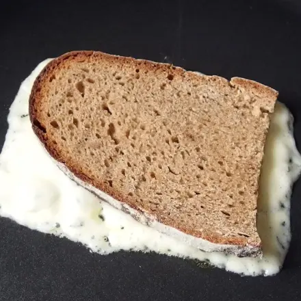 Gebratenes Käsebrot aus der Pfanne