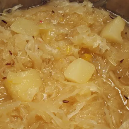 Sauerkraut mit Ananas zu Nürnberger Bratwürstchen