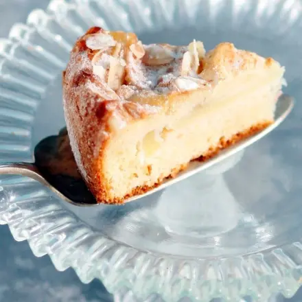 Saftiger Apfelkuchen mit Mandeln
