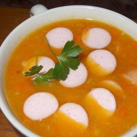 Kürbissuppe mit Würstchen und Mettklößchen