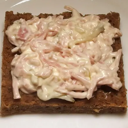Fleischsalat als Brotaufstrich (mit Mayonnaise)