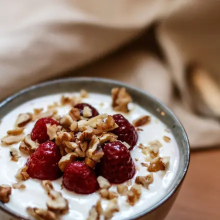 Joghurtbombe mit Nüssen und Frucht
