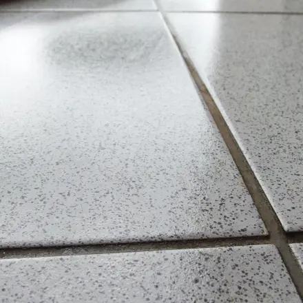 Strahlende Fliesen mit Speiseöl und Terpentin