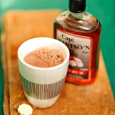 Lumumba - heißes alkoholisches Getränk mit Kakao und Rum