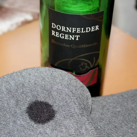 Rotweinflecken aus Textilien entfernen