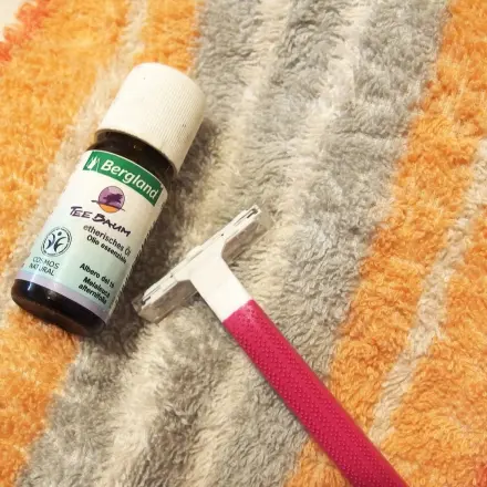 Teebaumöl gegen Haarwurzelentzündungen