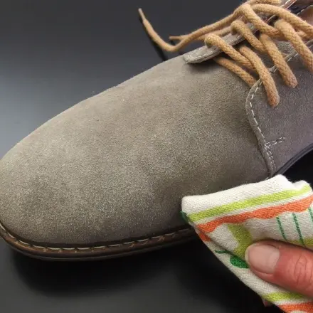 Schneeränder an Lederschuhen mit destilliertem Wasser entfernen