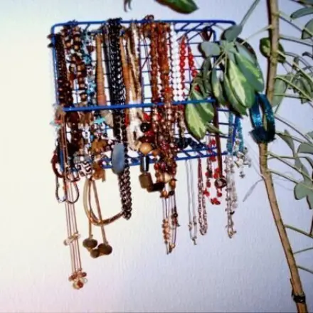 Modeschmuck dekorativ aufbewahren