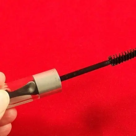 Eingetrocknete Wimperntusche