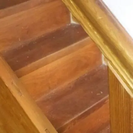 Holztreppe mit Lederpflegemittel pflegen