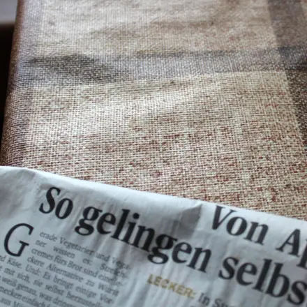 Druckerfarbe von Zeitungen von Wachstuchtischdecken entfernen