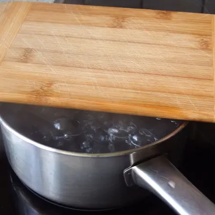 Wasserdampf bringt Holzbrettchen in Form