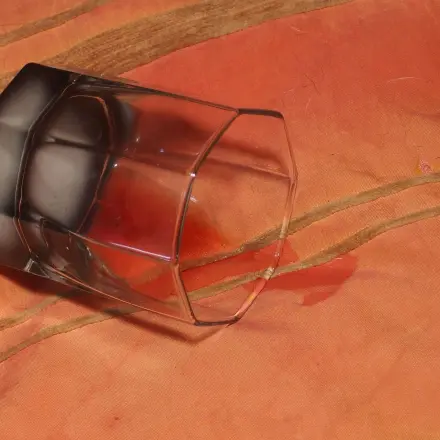 Kirschsaftflecken mit Milch entfernen