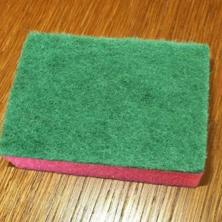 Hornhaut an Füßen mit Scheuerschwamm entfernen