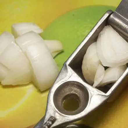 Zwiebeln ganz einfach ganz fein zerkleinern