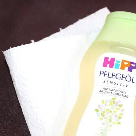 Babyölflecken auf Glattledersofa