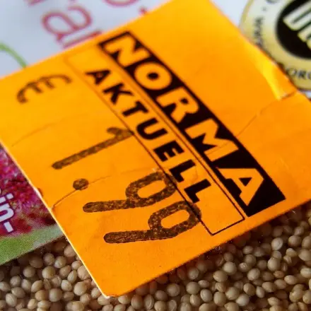 Aufkleber- und Tesareste mit Spiritus entfernen