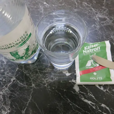 Kohlensäuregehalt vom Mineralwasser schwächen