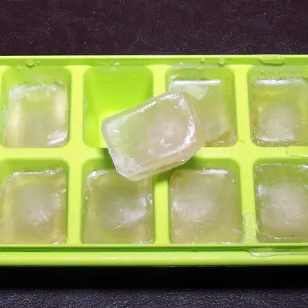 Tee-Eiswürfel bei Halsschmerzen