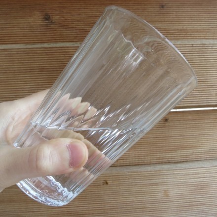 Schluckauf: Wasser verkehrtherum aus dem Glas trinken