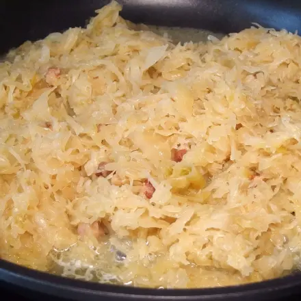 Sauerkraut schmoren, um Pfanne leichter zu reinigen