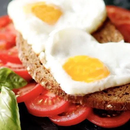 Tomatenschnitte mit Spiegelei