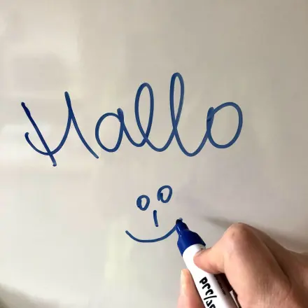 Whiteboard von eingetrocknetem Boardmarker befreien