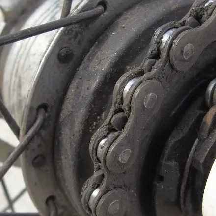 Dreckige ölige Finger