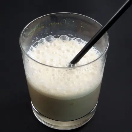 Colamilch mit Eiswürfeln - ein Getränk aus Cola und Milch