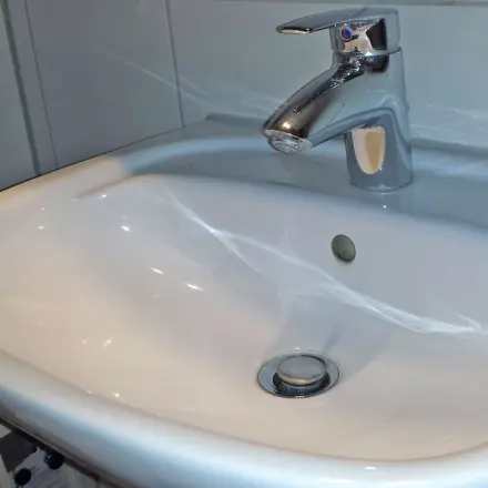 Armaturen mit WC-Reiniger auf Hochglanz bringen