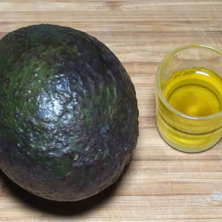 Olivenöl und Avocado für die Haare