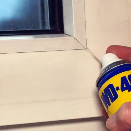 Klebereste mit WD 40 von Fensterrahmen entfernen