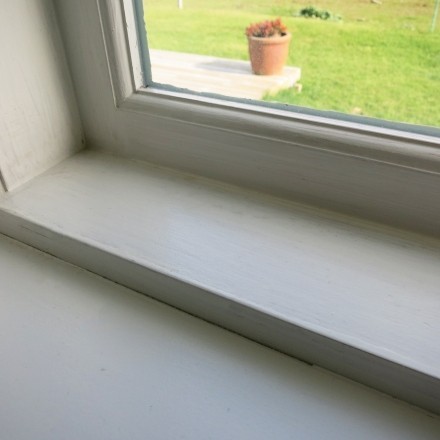 Rußflecken vom Fensterrahmen mit Nagellackentferner entfernen