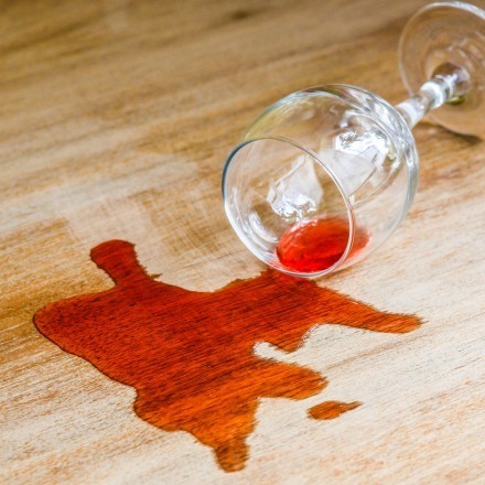 Rotweinflecken auf Holztisch entfernen