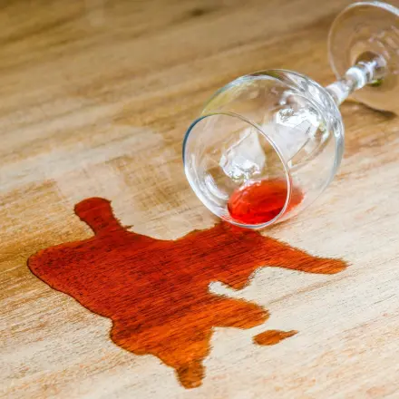 Rotweinflecken auf Holztisch entfernen