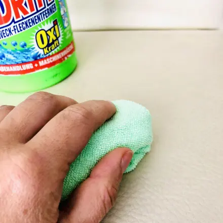 Helles Kunstledersofa reinigen